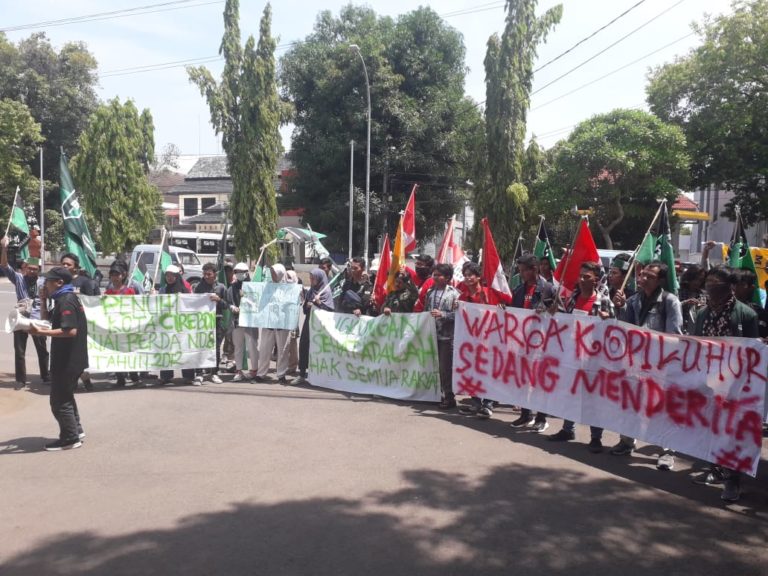 Mahasiswa Demo Kantor Walkot Cirebon