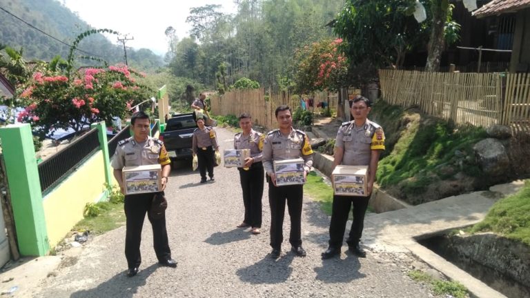 Polsek Muara Enim Bagi sembako