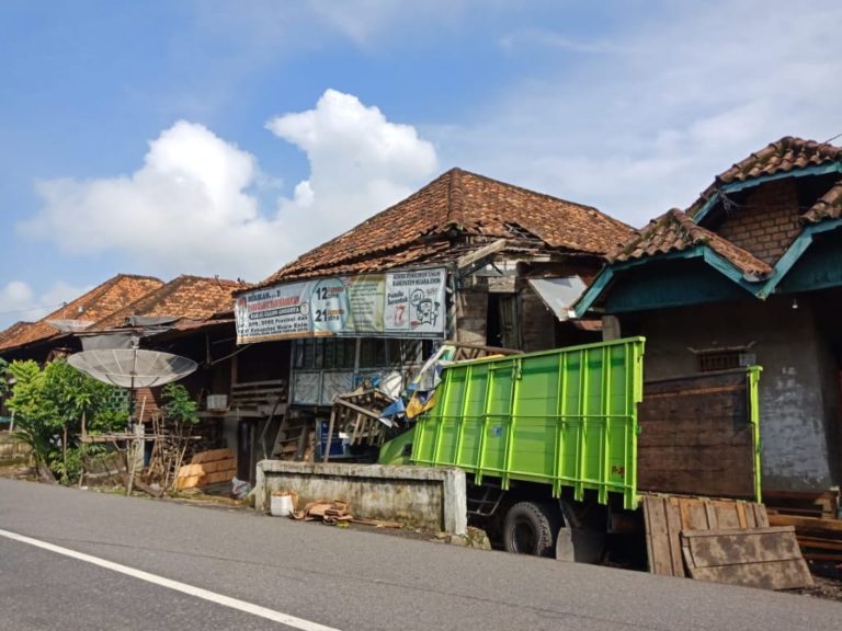 Tabrak Rumah
