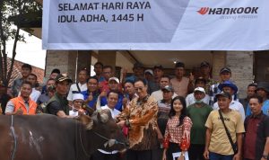 Photo1_PenyerahanSapiKurbanolehPresidenDirekturHankookTireIndonesia,ChangDooYoung,kepadaKepalaDesaCicau,MamanM.Fahlepi._copy_1164x796